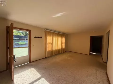 Living - 527 Washington Ave, Huron, OH 44839 photo 1 of 5