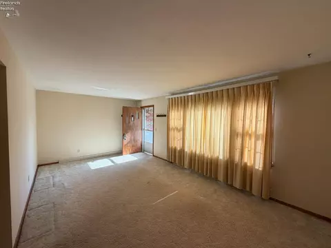 Living - 527 Washington Ave, Huron, OH 44839 photo 2 of 5
