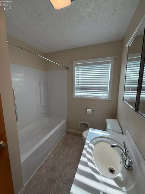 Bath - 527 Washington Ave, Huron, OH 44839 photo 2 of 2