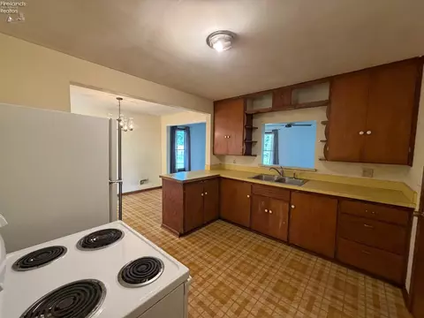 Kitchen - 527 Washington Ave, Huron, OH 44839 photo 2 of 2