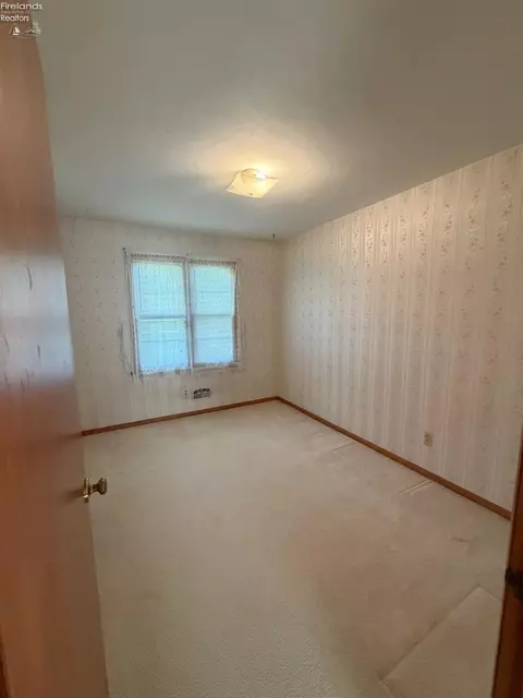 Bedroom - 527 Washington Ave, Huron, OH 44839 photo 5 of 6