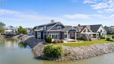 5256 Ellithorpe Dr, Port Clinton, OH 43452