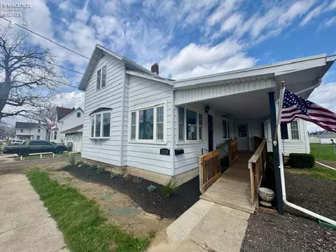 1210 Hazel St, Fremont, OH 43420