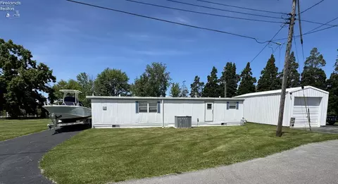 2825 W Risingsun Rd, Port Clinton, OH 43452