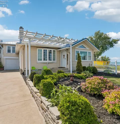 203 Ashland Ave, Huron, OH 44839