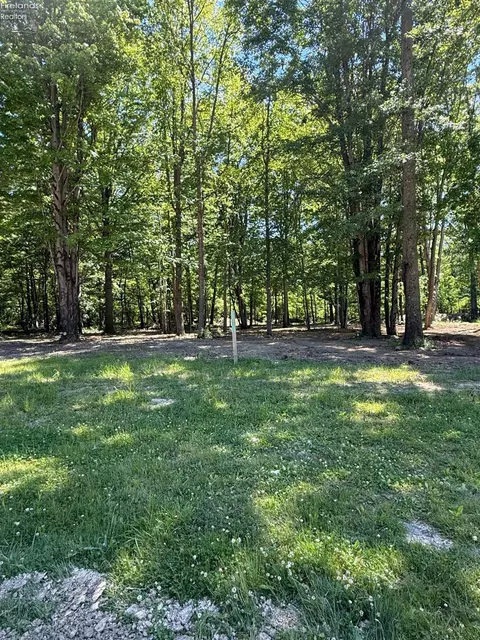 46 Breezewood Ln, Vermilion, OH 44089