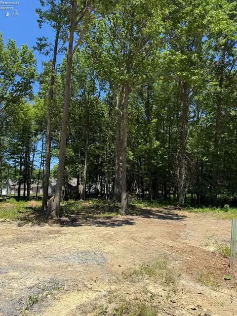 48 Breezewood Ln, Vermilion, OH 44089