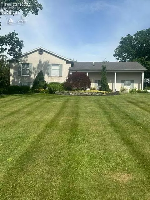 231 N Hickory Ridge Dr, Port Clinton, OH 43452