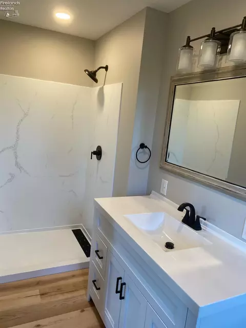 Bath - 5580 E Port Clinton Eastern Rd, Marblehead, OH 43440 photo 3 of 5
