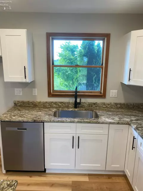 Kitchen - 5580 E Port Clinton Eastern Rd, Marblehead, OH 43440 photo 4 of 5