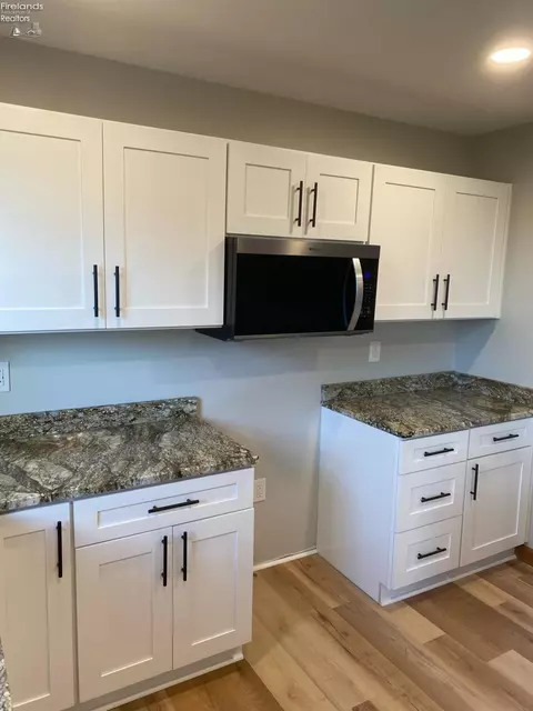 Kitchen - 5580 E Port Clinton Eastern Rd, Marblehead, OH 43440 photo 5 of 5