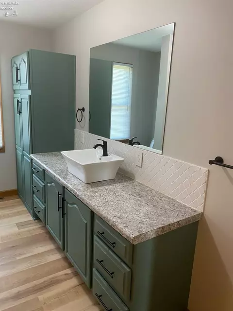 Bath - 5580 E Port Clinton Eastern Rd, Marblehead, OH 43440 photo 1 of 5