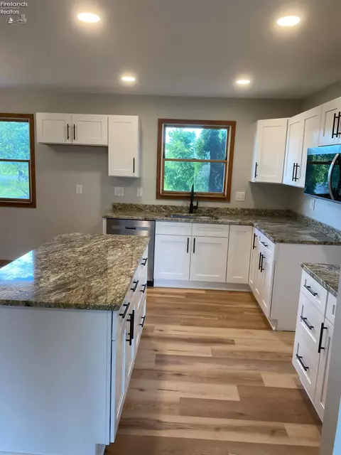 Kitchen - 5580 E Port Clinton Eastern Rd, Marblehead, OH 43440 photo 3 of 5