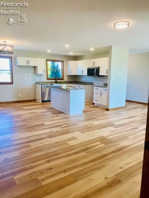 Kitchen - 5580 E Port Clinton Eastern Rd, Marblehead, OH 43440 photo 2 of 5