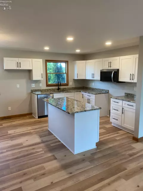 Kitchen - 5580 E Port Clinton Eastern Rd, Marblehead, OH 43440 photo 1 of 5
