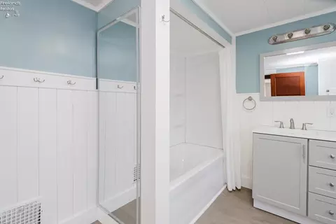 Bath - 705 Clark St, Willard, OH 44890 photo 3 of 4