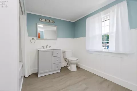 Bath - 705 Clark St, Willard, OH 44890 photo 4 of 4