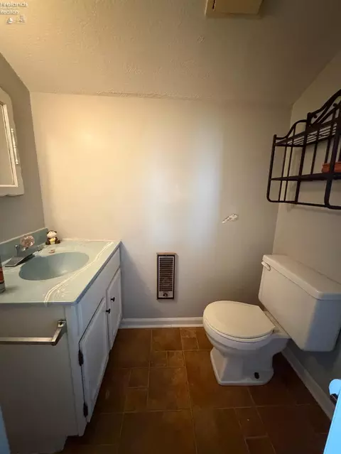 Bath - 1025 S Myrtle Ave, Willard, OH 44890 photo 2 of 2