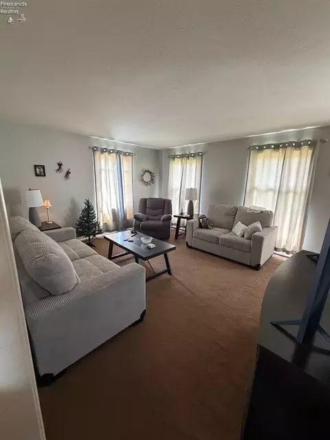 Living - 1025 S Myrtle Ave, Willard, OH 44890 photo 1 of 2