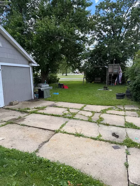 902 S Myrtle Ave, Willard, OH 44890 photo 6