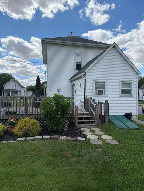 324 Keefer St, Willard, OH 44890 photo 2