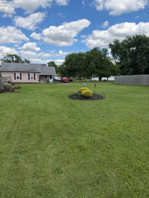 324 Keefer St, Willard, OH 44890 photo 8