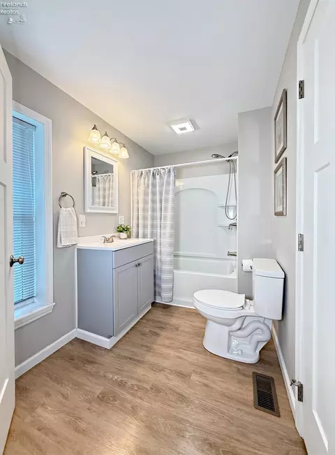 Bath - 480 E Perry St, Tiffin, OH 44883 photo 3 of 3