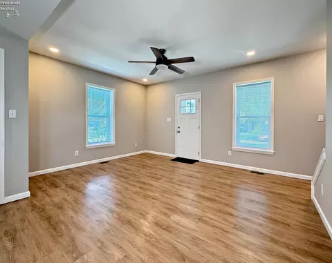 Living - 480 E Perry St, Tiffin, OH 44883 photo 2 of 4