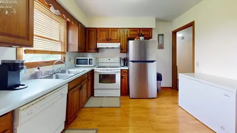 Kitchen - 938 Tamarack Dr, Willard, OH 44890 photo 4 of 5