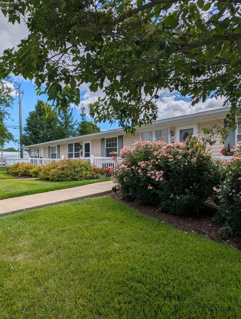 319 N Lake Pine Dr, Marblehead, OH 44870