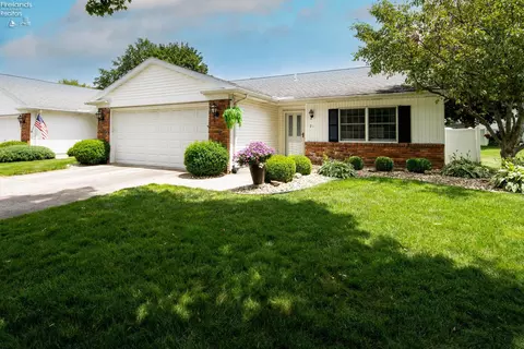 21 Brookview Dr, Fremont, OH 43420