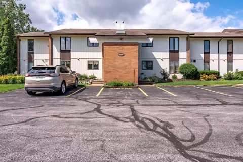 2594 E Sun Valley Dr #201, Port Clinton, OH 43452