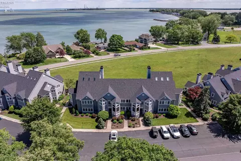 10951 N Bay Point Dr #204, Marblehead, OH 43440