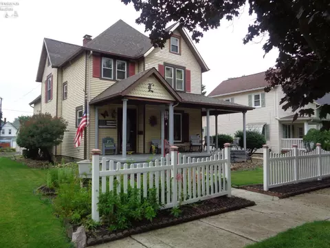 414 W Pearl St, Willard, OH 44890 photo 2