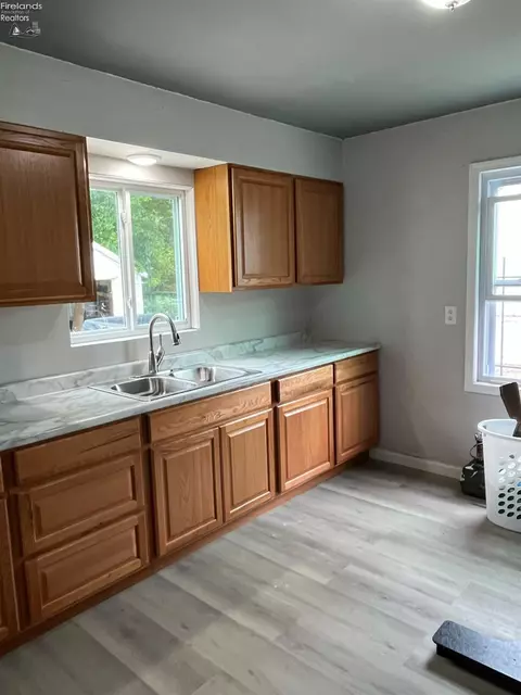Kitchen - 910 W 17th, Lorain, OH 44052 photo 2 of 2
