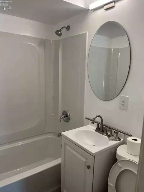 Bath - 910 W 17th, Lorain, OH 44052 photo 1 of 2