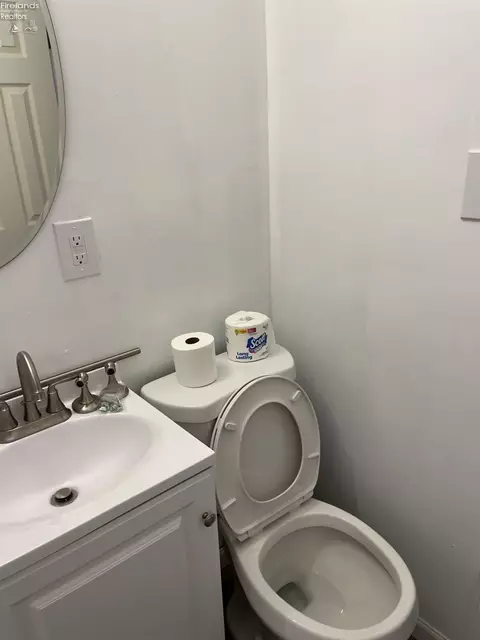 Bath - 910 W 17th, Lorain, OH 44052 photo 2 of 2