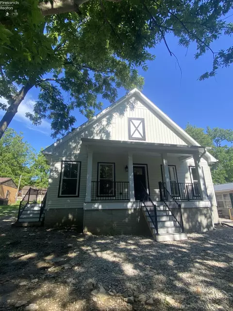 2327 S Oak Knoll Dr, Marblehead, OH 43440