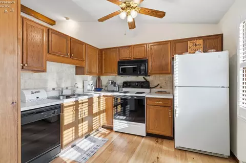 Kitchen - 377 Lighthouse, Marblehead, OH 43440 photo 1 of 3