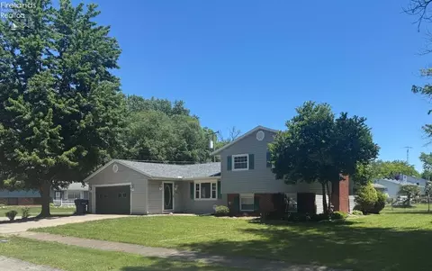 5028 Oakview Dr, Vermilion, OH 44089