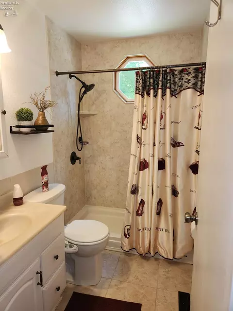 Bath - 547 Wilder Ave, Huron, OH 44839 photo 1 of 13