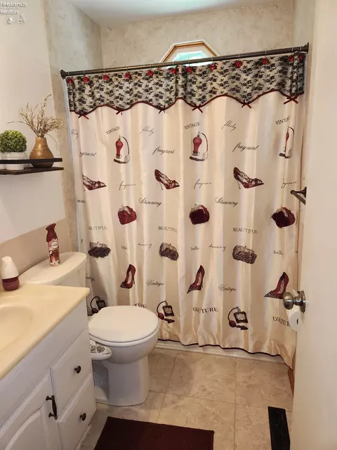 Bath - 547 Wilder Ave, Huron, OH 44839 photo 3 of 13