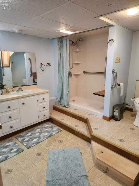 Bath - 547 Wilder Ave, Huron, OH 44839 photo 6 of 13