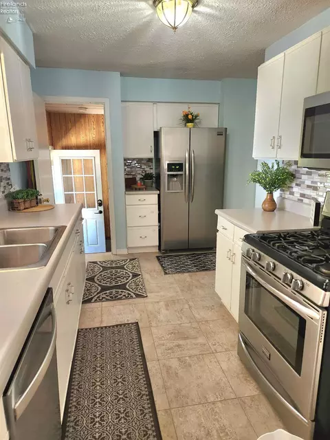 Kitchen - 547 Wilder Ave, Huron, OH 44839 photo 8 of 13