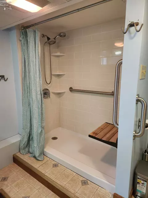 Bath - 547 Wilder Ave, Huron, OH 44839 photo 12 of 13