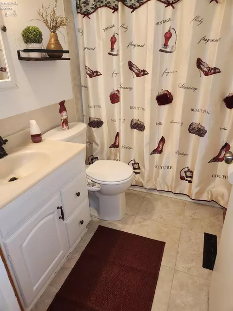 Bath - 547 Wilder Ave, Huron, OH 44839 photo 5 of 13