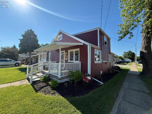 902 E 2nd St, Port Clinton, OH 43452