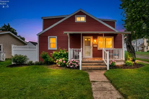 902 E 2nd St, Port Clinton, OH 43452