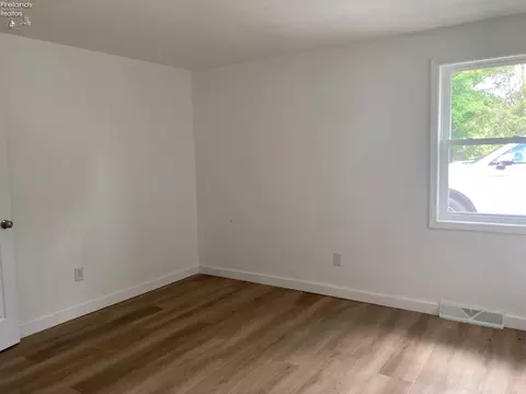 327 Keefer, Willard, OH 44890 photo 16