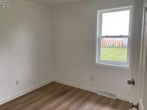 327 Keefer, Willard, OH 44890 photo 14
